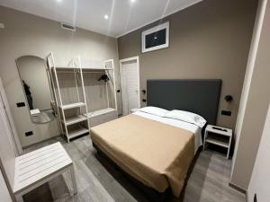 een kleine slaapkamer met een bed en een spiegel bij Da Gianni Hotel in Zogno