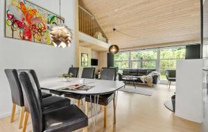 Μια τηλεόραση ή/και κέντρο ψυχαγωγίας στο Beautiful Home In Ansager With Sauna