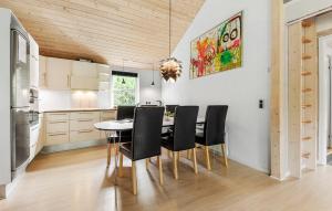 Η κουζίνα ή μικρή κουζίνα στο Beautiful Home In Ansager With Sauna