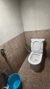 ティルヴァンナーマライにあるNew RPM Home Stay Gubera Nagarのタイル張りの部屋のバスルーム(トイレ付)