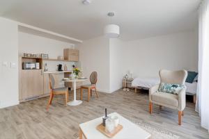 Sala de estar con cocina y dormitorio en Résidence de Charleville-Mézières, en Charleville-Mézières