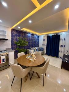 a dining table and chairs in a living room at Lujoso apartamentos en boca chica in Cuevas