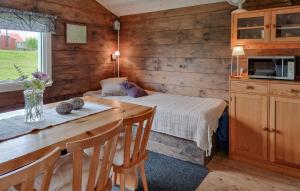 Ένα ή περισσότερα κρεβάτια σε δωμάτιο στο 1 Bedroom Pet Friendly Home In Tidaholm