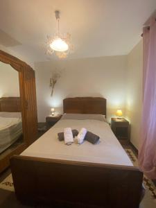 ein Schlafzimmer mit einem Bett mit zwei Handtüchern darauf in der Unterkunft Mer & Bois de Cise Maison individuelle avec grand jardin in Ault