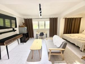 a living room with a bed and a piano at Unica Hija Hometel by TahZora in Valencia