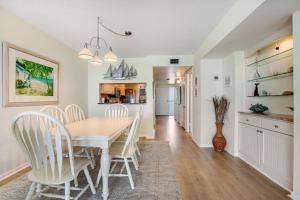 Una cocina y un comedor con mesa y sillas. en Sea Colony - 1002N Edgewater House Rd, en Bethany Beach