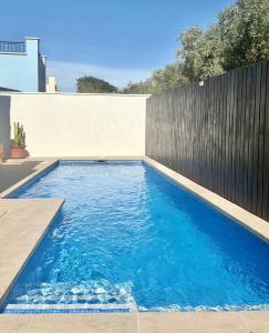 a swimming pool in a backyard with a fence at Villa Alegre - 2 bed villa with private heated pool on Mar Menor Golf - family friendly in Torre-Pacheco