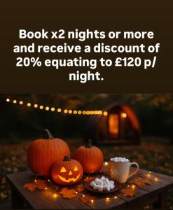 ガーグレイヴにあるThe Dales Gateway Retreatのカボチャとコーヒーカップが置かれたテーブル