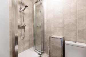 une salle de bain avec douche et toilettes dans l'établissement Spacious 3BR • WiFi • Parking • Contractor Stay, à Monkwearmouth 35 autres photos