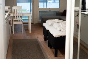 ロヴァニエミにあるSnowflake IXのソファとテーブル、白いタオルのあるリビングルーム