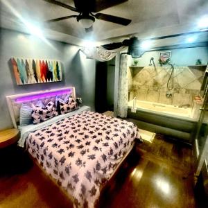 un dormitorio con una cama y una bañera en Just Listed! THE GROTTO w In Suite Jacuzzi-Pets Welcome 420 Friendly Apartment, en Gatlinburg