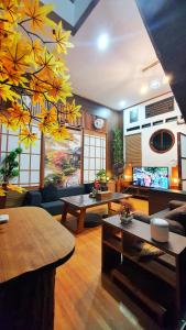 ein Wohnzimmer mit Möbeln und einem großen Kronleuchter in der Unterkunft Hanki Guest House syariah in Gadok 1