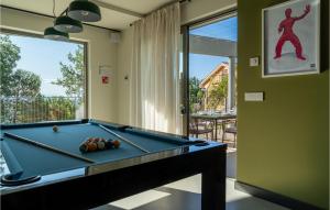 une salle de billard avec un billard et une fenêtre dans l'établissement Stunning Home In Poljane With Sauna, à Poljane