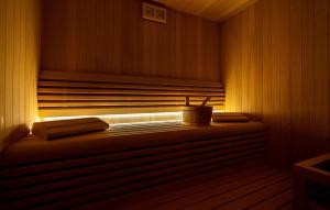 un petit sauna avec une plante en pot dessus dans l'établissement Stunning Home In Poljane With Sauna, à Poljane