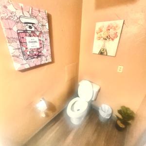 Imagen de la galería de Just Listed! THE GROTTO w In Suite Jacuzzi-Pets Welcome 420 Friendly Apartment, en Gatlinburg