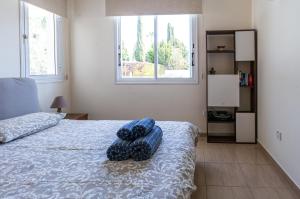 Postel nebo postele na pokoji v ubytování Bungalow Alexia - Garden Oasis near Coral Bay Beach + 51 fotografií