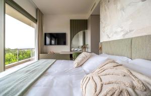 une chambre avec un grand lit et une grande fenêtre dans l'établissement Stunning Home In Poljane With Sauna, à Poljane