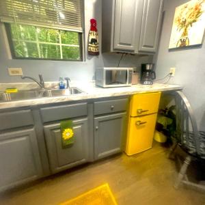 Imagen de la galería de Just Listed! THE GROTTO w In Suite Jacuzzi-Pets Welcome 420 Friendly Apartment, en Gatlinburg