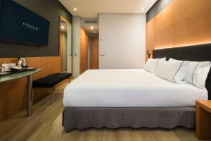 Un pat sau paturi într-o cameră la Eurostars Al-Ándalus Palace