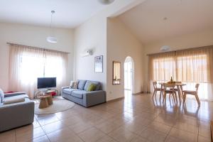 Posezení v ubytování Bungalow Alexia - Garden Oasis near Coral Bay Beach