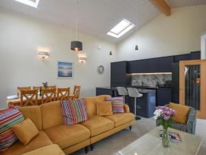 ein Wohnzimmer mit Sofa und Tisch in der Unterkunft Applewood in Leighton