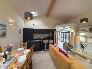 eine Küche und ein Wohnzimmer mit Tisch und Stühlen in der Unterkunft Applewood in Leighton