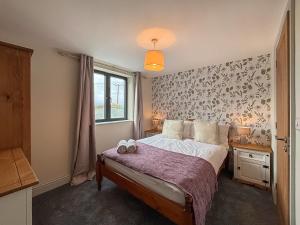 ein Schlafzimmer mit einem Bett und einem Fenster in der Unterkunft Applewood in Leighton + 22 Fotos