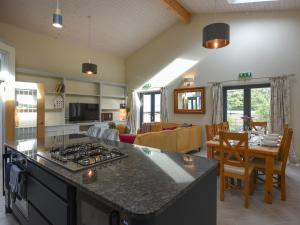 eine Küche und ein Wohnzimmer mit einem Herd mit Backofen in der Unterkunft Applewood in Leighton