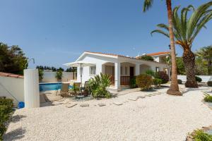 Bazén v ubytování Bungalow Alexia - Garden Oasis near Coral Bay Beach nebo v jeho okolí