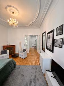 ein Schlafzimmer mit einem Bett und einem Kronleuchter in der Unterkunft REMA Apartments 10702 in Wien