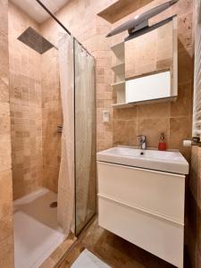 ein Badezimmer mit Waschbecken und Dusche in der Unterkunft REMA Apartments 10702 in Wien + 10 Fotos