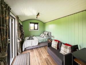 Postel nebo postele na pokoji v ubytování Cwtch Winnie - Uk49708