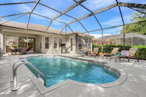 Hồ bơi trong/gần Relax, Play & Unwind in Paradise! Poolside Fun & Resort Vibes - Villa Sail Away