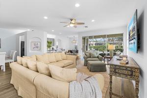 TV/trung tâm giải trí tại Relax, Play & Unwind in Paradise! Poolside Fun & Resort Vibes - Villa Sail Away