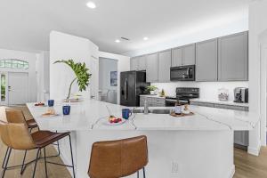 Nhà bếp/bếp nhỏ tại Relax, Play & Unwind in Paradise! Poolside Fun & Resort Vibes - Villa Sail Away