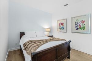 Giường trong phòng chung tại Relax, Play & Unwind in Paradise! Poolside Fun & Resort Vibes - Villa Sail Away +43 ảnh