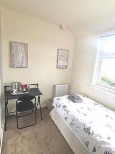 Ένα ή περισσότερα κρεβάτια σε δωμάτιο στο Seaside single room shared bathroom