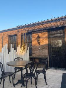 Una mesa y sillas de madera en un patio. en Luxury apartment top location, en Eindhoven