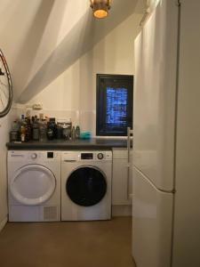 cocina con lavadora y ventana en Luxury apartment top location, en Eindhoven