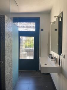 Un baño con lavabo y puerta azul. en Luxury apartment top location, en Eindhoven 18 fotos más