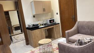 a small living room with a couch and a kitchen at AL Tamayoz Alraqi - Alsulaymaniyah branch in Jeddah