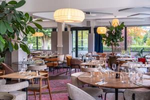 Restaurace v ubytování La Coudraie - Proche de Disneyland