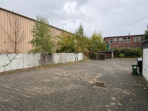 un parcheggio vuoto di fronte a un edificio di Apartments Neumünster für Firmen & Monteure a Neumünster