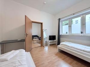 una camera da letto con due letti e una finestra di Apartments Neumünster für Firmen & Monteure a Neumünster