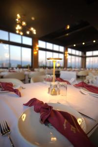Una mesa con un plato blanco y una servilleta roja. en Best Western Izmir Hotel, en Izmir