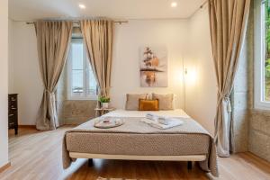 Postel nebo postele na pokoji v ubytování Rustic & Modern Stone House by Host Wise