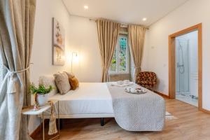 Postel nebo postele na pokoji v ubytování Rustic & Modern Stone House by Host Wise