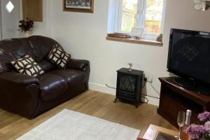 Televiisor ja/või meelelahutuskeskus majutusasutuses Little Owls Nest - 2 Bed - Pet Friendly w Field