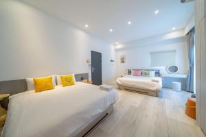 T'ung-koにある愛旅行民宿のベッドルーム1室(黄色い枕のベッド2台付)