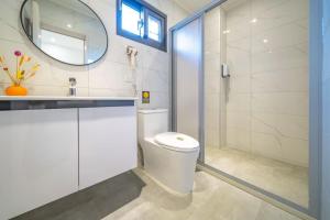 T'ung-koにある愛旅行民宿のバスルーム(白いトイレ、シャワー付) +27枚の写真